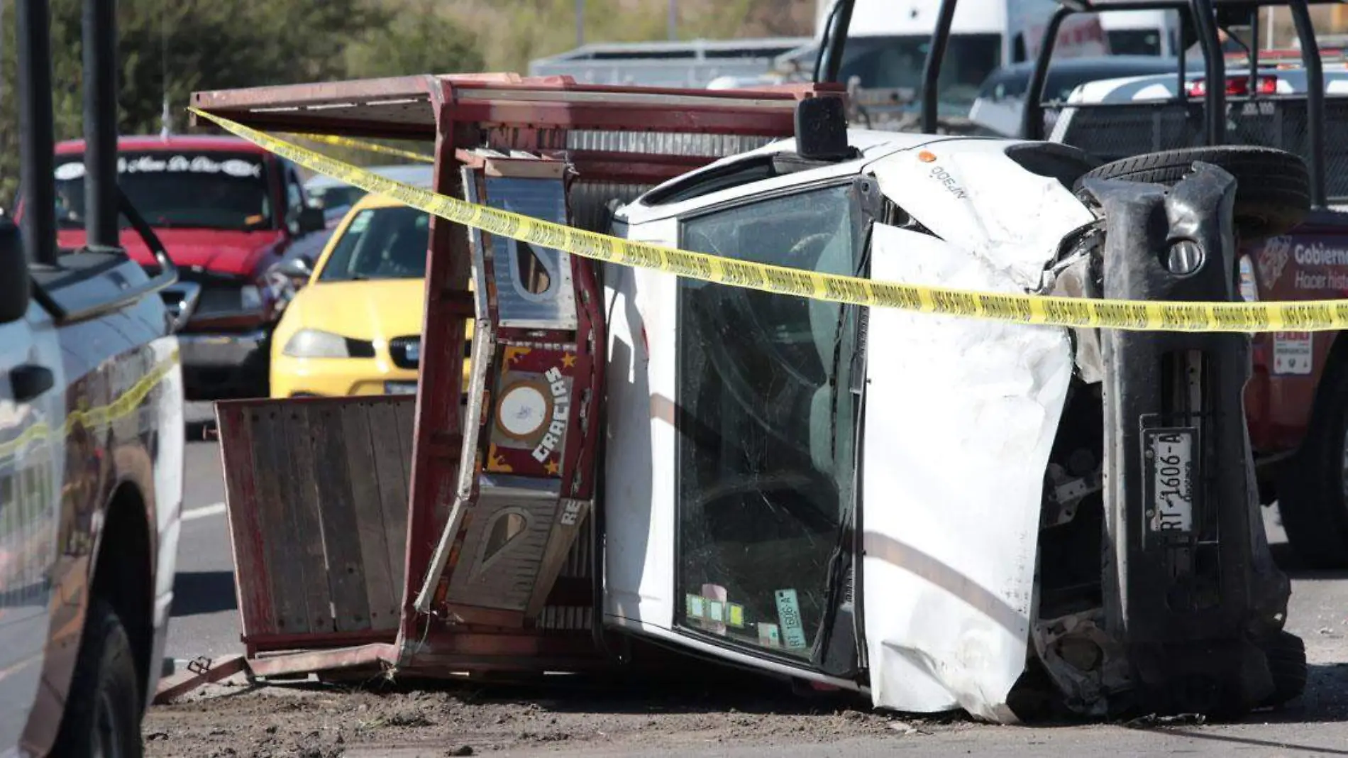 camioneta de redilas vuelca en Periférico y deja un muerto